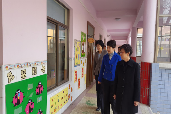 在郑州市河南省委机关幼儿园门口和放学的幼儿打招呼